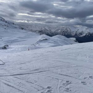Nuage, rayon timide du soleil, mais très bien pour skier